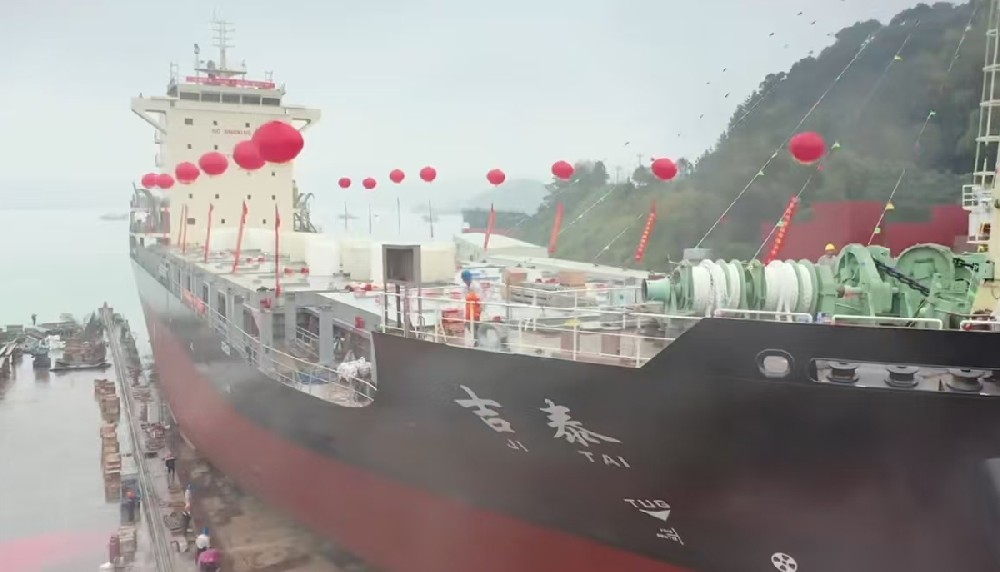 Контейнеровоз вместимостью 1560 TEU, оснащенный двигателем Jitai, успешно прибыл в Джитай, а боковые подруливающие устройства были предоставлены нашей компанией.