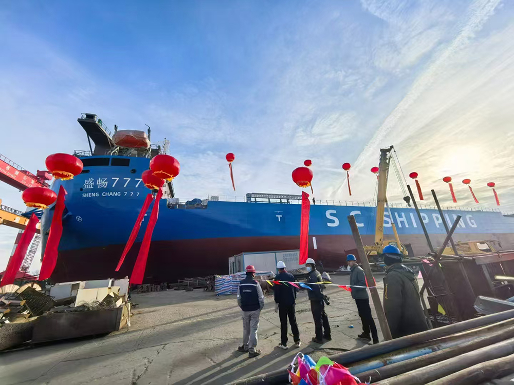В Цзишуе успешно спущен на воду 199,8-метровый тяжелый палубный транспортный корабль 